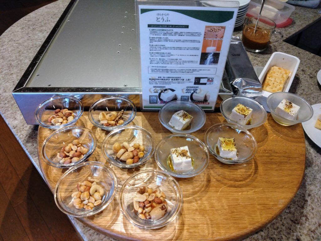 ゆと森倶楽部のおつまみメニュー。カシューナッツと豆腐のオリーブオイル。
