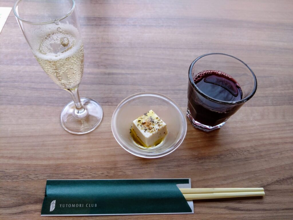 ゆと森倶楽部のおつまみメニュー、スパークリングワインと赤ワイン