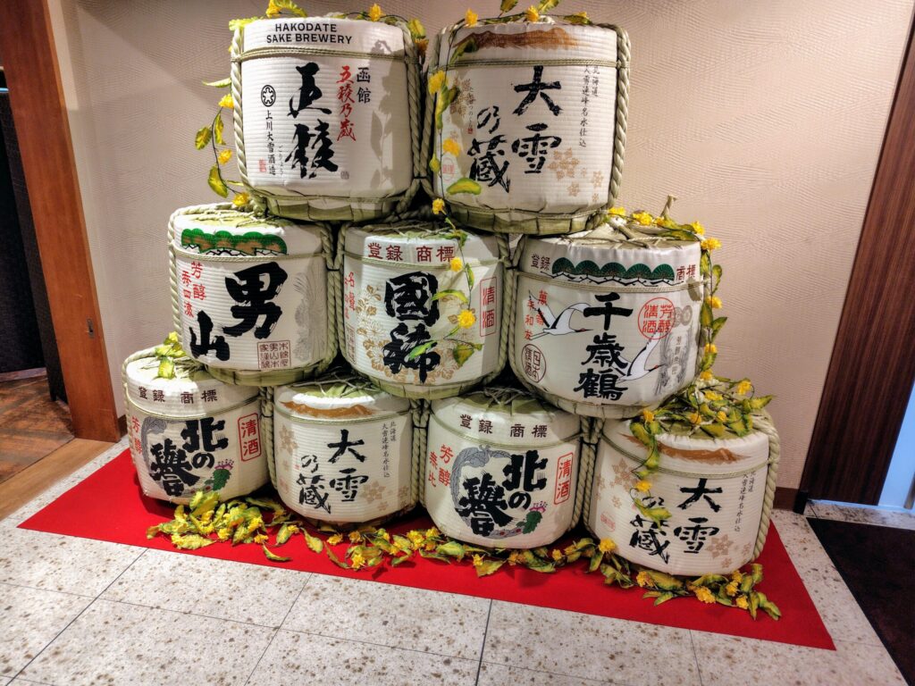 ホテル万惣の夕食会場「蔵祭」の入口にある大きな酒樽