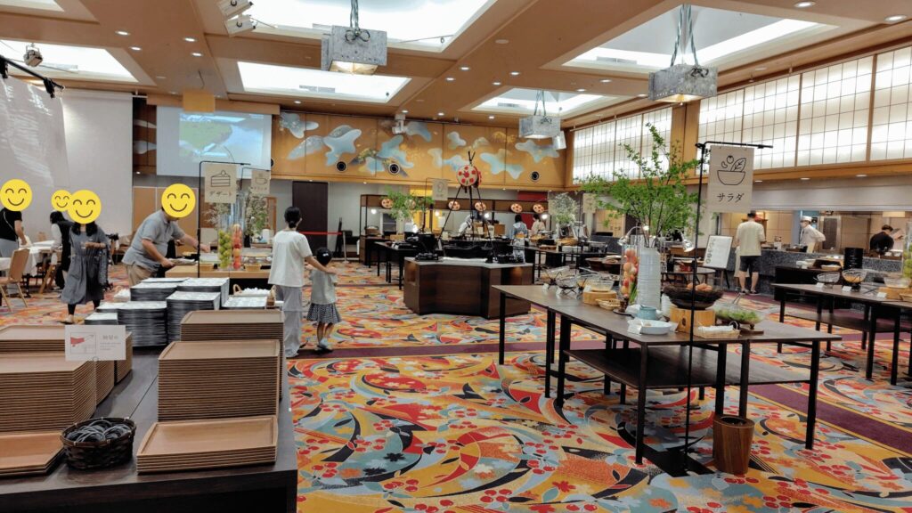 日本の宿古窯の朝食会場「紅の花」