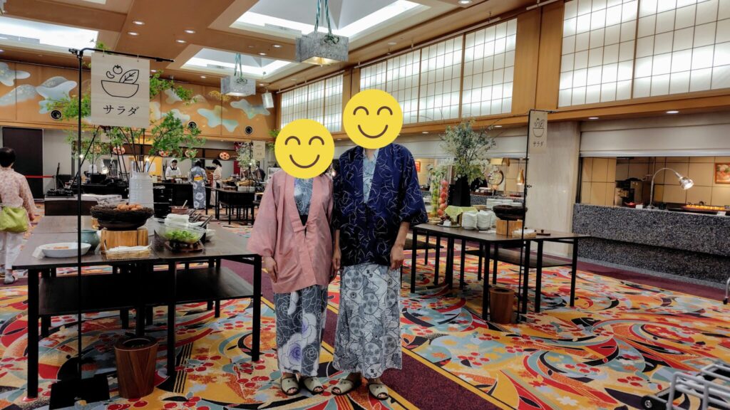 日本の宿古窯、朝食会場にて記念撮影