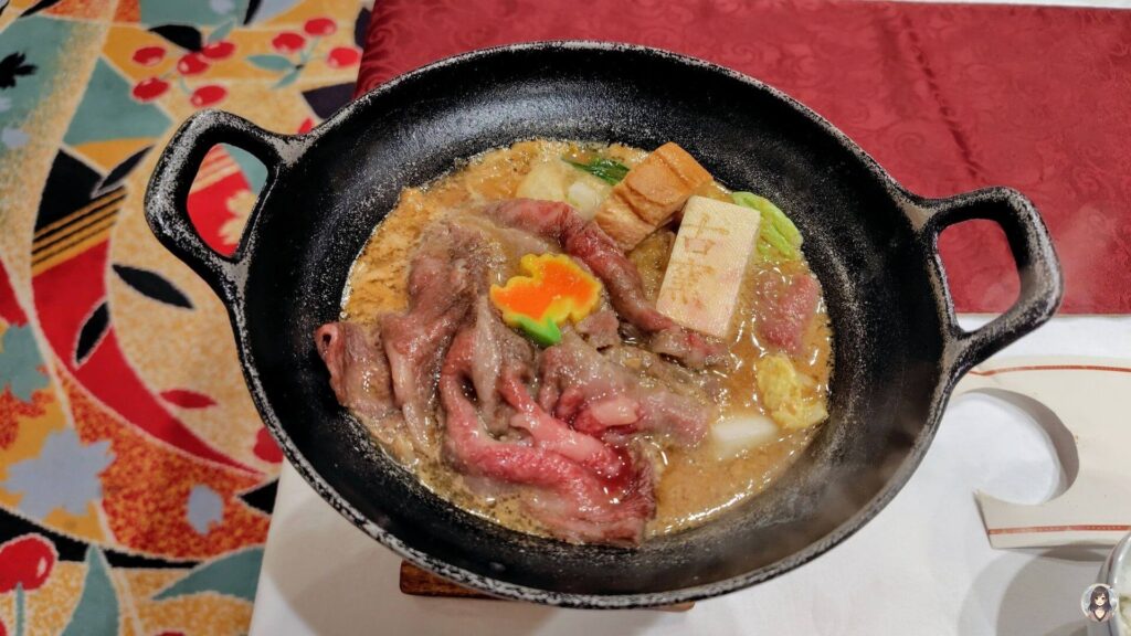日本の宿古窯のすき焼き、古窯の印が入った豆腐入り