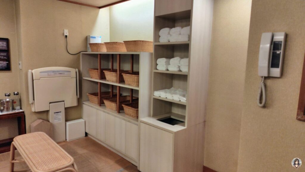 十勝川温泉三余庵、脱衣所には冷水と常温、タオルが常備