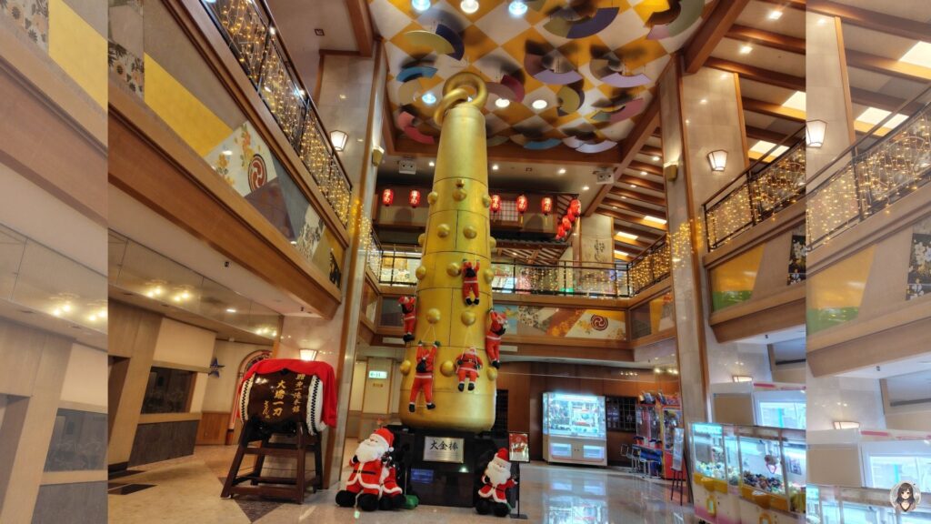 第一滝本館の館内に置かれた、金棒。クリスマス仕様でサンタクロースがいる