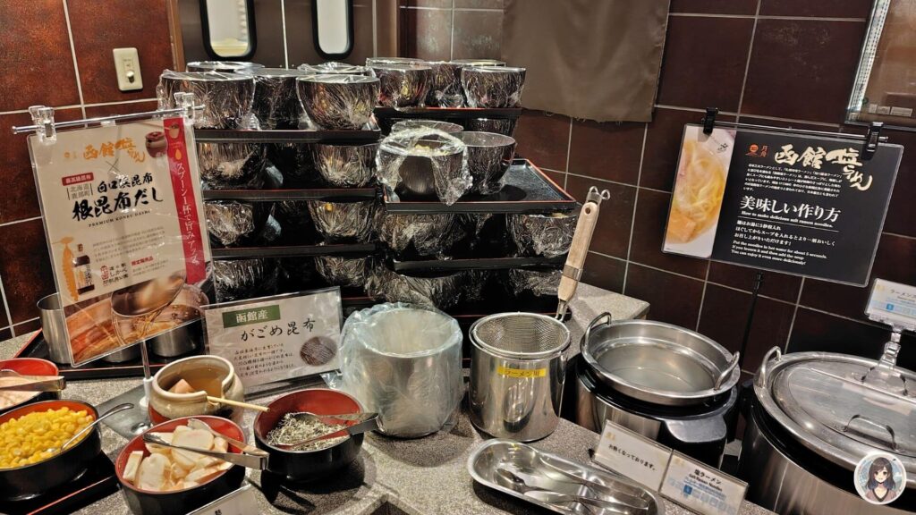 海と灯の夕食ビュッフェ、函館塩ラーメン、トッピングにがごめ昆布、コーン、麩、のり