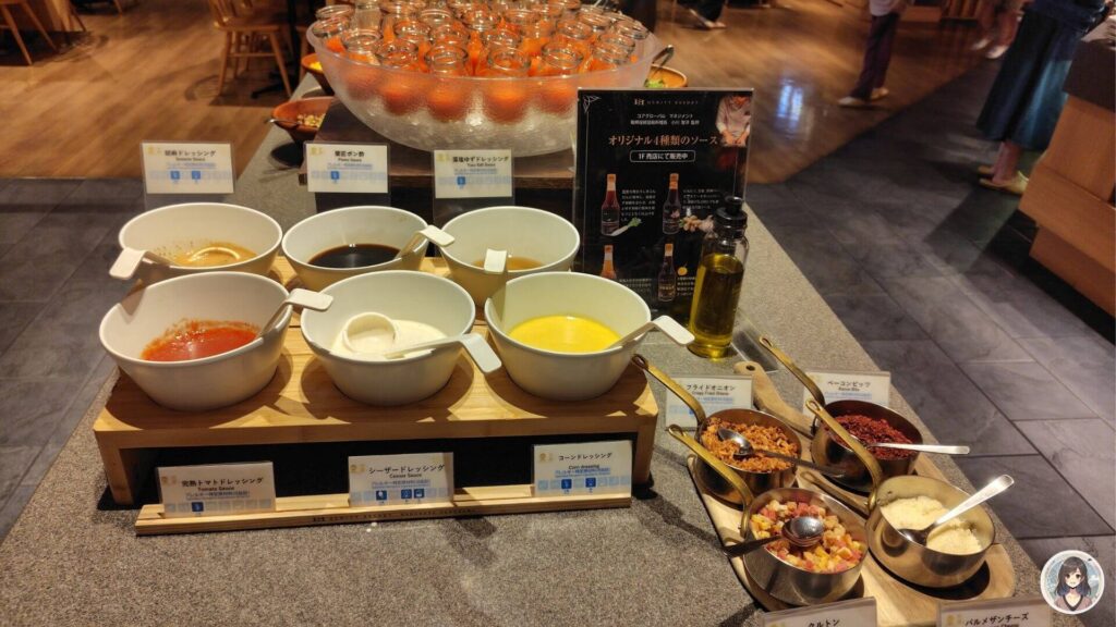 海と灯夕食ビュッフェ、ドレッシング類と人参スムージー、トッピングのフライドオニオン、ベーコンビッツ、クルトン、パルメザンチーズ