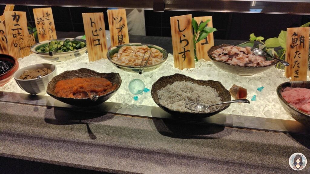 海と灯の夕食ビュッフェ、海鮮丼のネタ、マグロのたたき、しらす、タコ、ツブ貝、トビコ、キュウリ浅漬け、蟹味噌