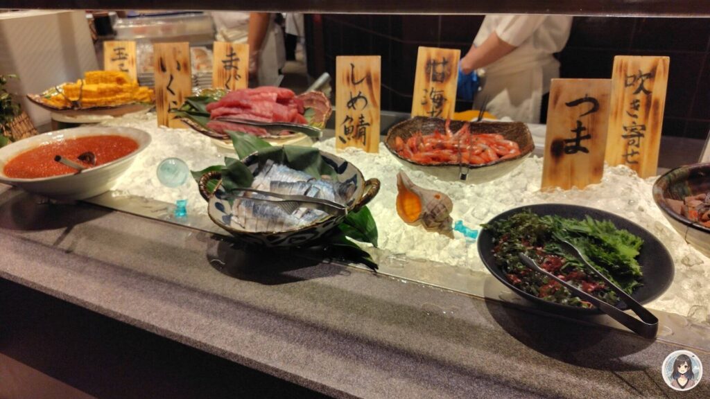 海と灯の夕食ビュッフェ、海鮮丼のネタ、吹き寄せ、つま、エビ、しめ鯖、いくら、玉子焼き