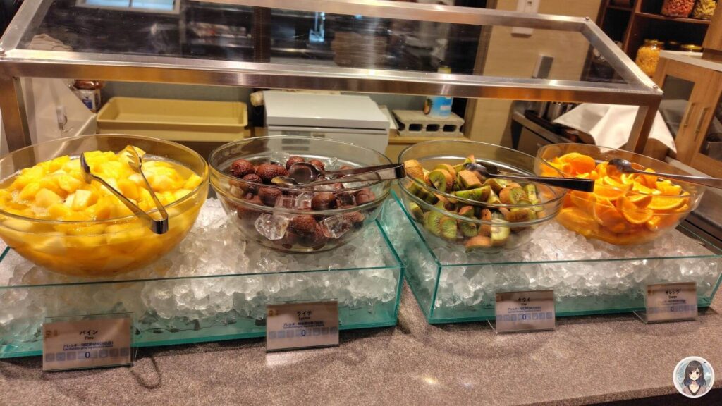 海と灯の夕食ビュッフェ、パイン、ライチ、キウイ、オレンジ