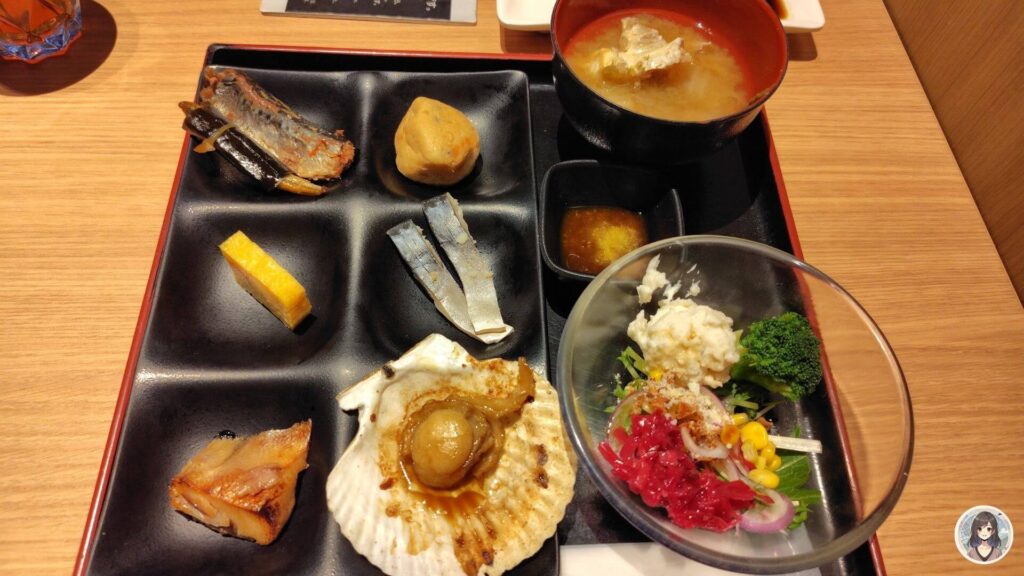 海と灯の夕食ビュッフェ、蟹味噌汁、サラダ、ホタテ他