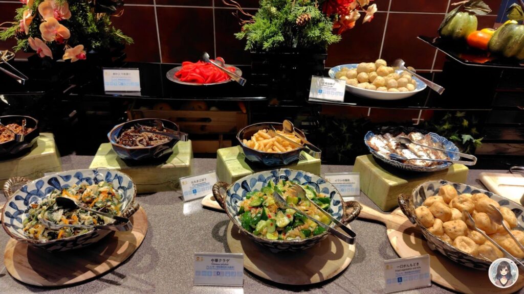 海と灯夕食ビュッフェ、赤カブの漬物、鯉も竜田揚げ、たたきごぼう、イワシの梅煮、一口がんもどき、中華クラゲ