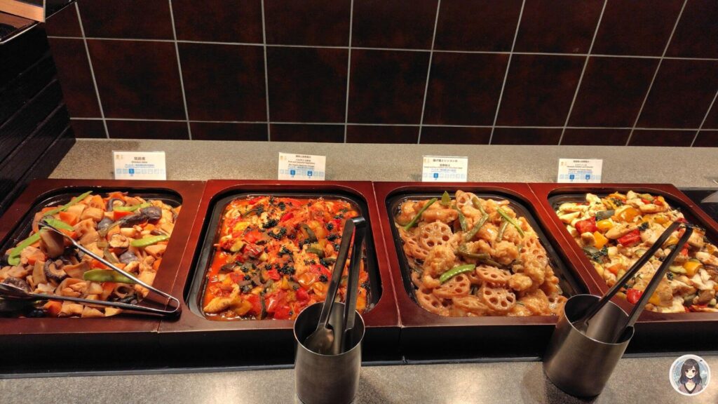 海と灯夕食ビュッフェ、筑前煮、豚肉と彩野菜のバルサミコ炒め、揚げ鶏とレンコンの甘酢和え、豚肉と彩野菜のトマトソース