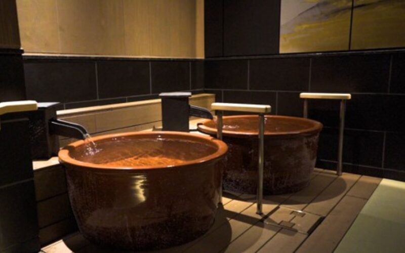 函館湯の川温泉海と灯、露天風呂の壺湯