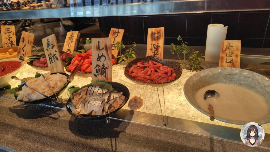 函館 海と灯の朝食ビュッフェ 海鮮丼コーナー。烏賊・しめ鯖・いくら・甘えび・サーモン・まぐろ・トロロが木札とともに並ぶ