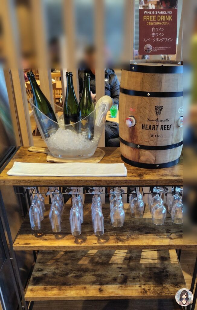 函館 海と灯の朝食ビュッフェ ワインコーナー。白ワイン・赤ワイン・スパークリングワインが無料で飲み放題