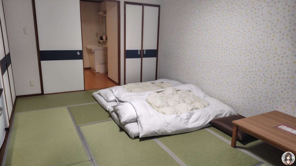 スタンダード和室・畳敷きにドット柄壁紙の和モダン