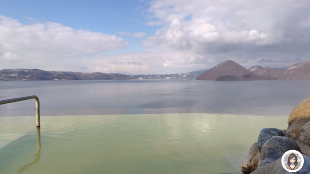 露天風呂インフィニティ 湖面に溶け込む眺め