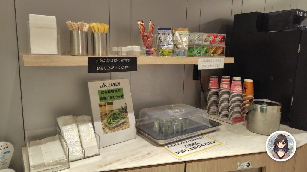 to pladsのセルフドリンクカウンター。無料の殿様のだだちゃ豆やティーバッグ、紙コップが並ぶ